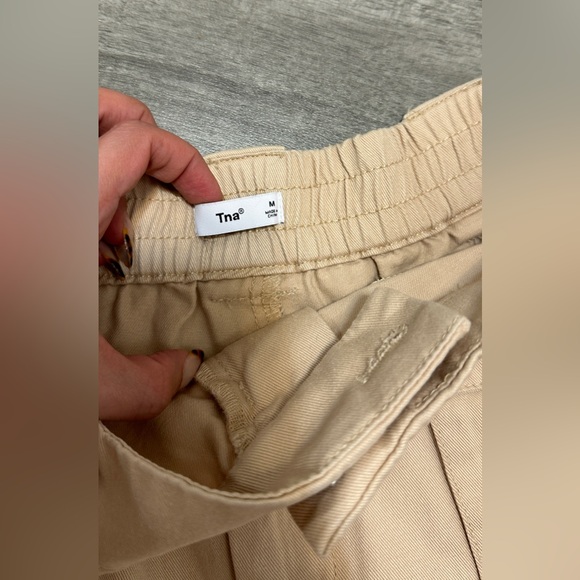 Aritzia cargo unbelted 3” shorts - Medium - Picture 3 of 4